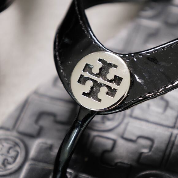 Tory Burch Thora Black Patent Leather Thong Sandals Womens Size 9 Silver Logo - Picture 10 of 16